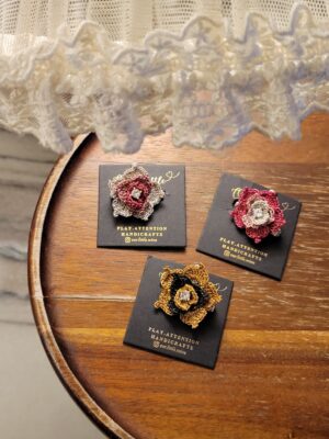 微鉤織三層立體閃閃玫瑰胸針