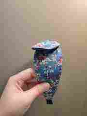 藍色碎花中間蝴蝶貼身頭箍正面 藍色碎花中間蝴蝶貼身頭箍正面